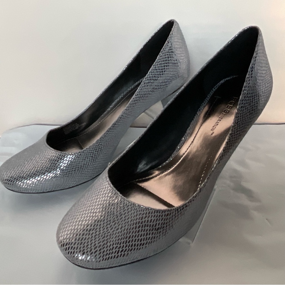 BCBGeneration Silver Gray Textured Leather Pumps Heels Shoes 8.5M